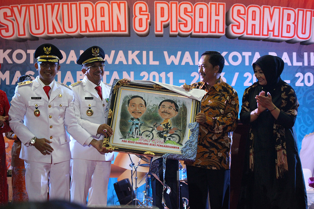 Penyerahan Cinderamata Kepada Mantan Wakil Wali Kota Balikpapan Heru Bambang