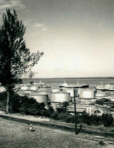 Kilang minyak Balikpapan. 12 Agustus 1960.