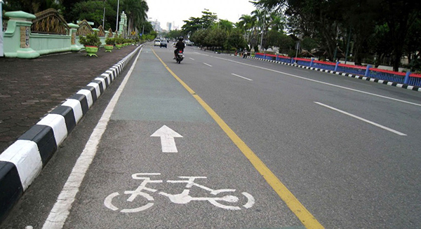 FASILITAS PUBLIK : Jalur sepeda di jalan-jalan protokol